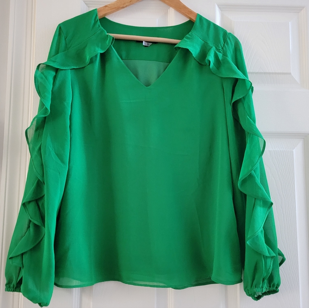 1 State Kelly Green V-neck ruffle sleeve blouse size small St Patrick office